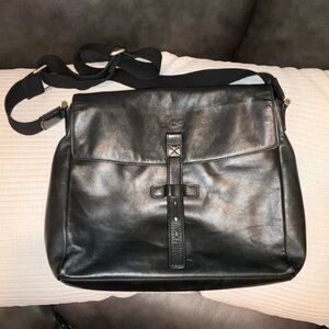 UGG MEN'S BRANFORD SLIM MESSENGER
LEATHER BAG